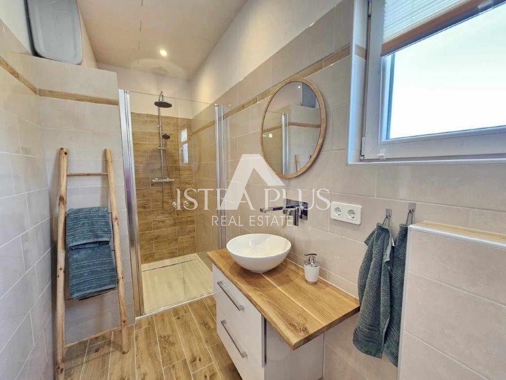 Istria, zona Parenzo - Casa indipendente con piscina in posizione tranquilla