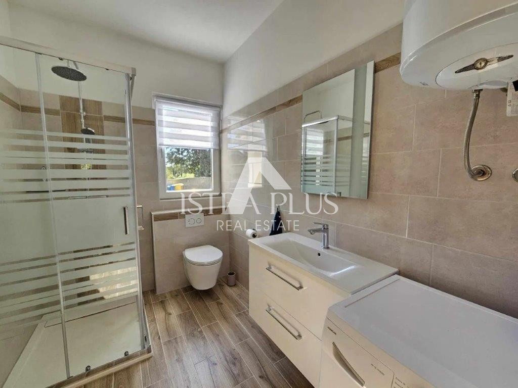 Istria, zona Parenzo - Casa indipendente con piscina in posizione tranquilla