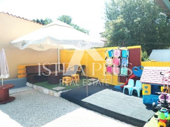 Poreč area 2km dal mare,casa con 2 apartamenti