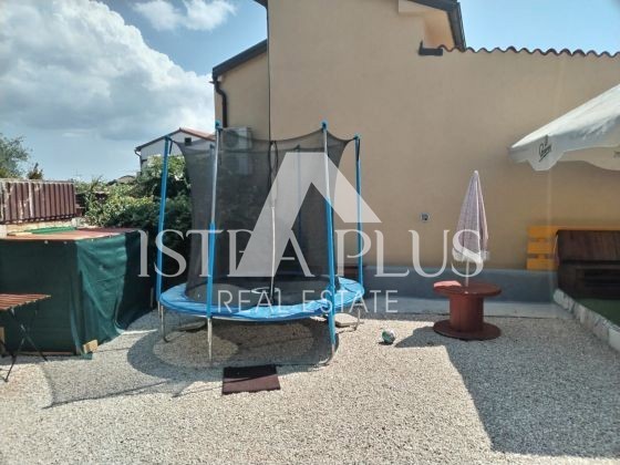 Poreč area 2km dal mare,casa con 2 apartamenti