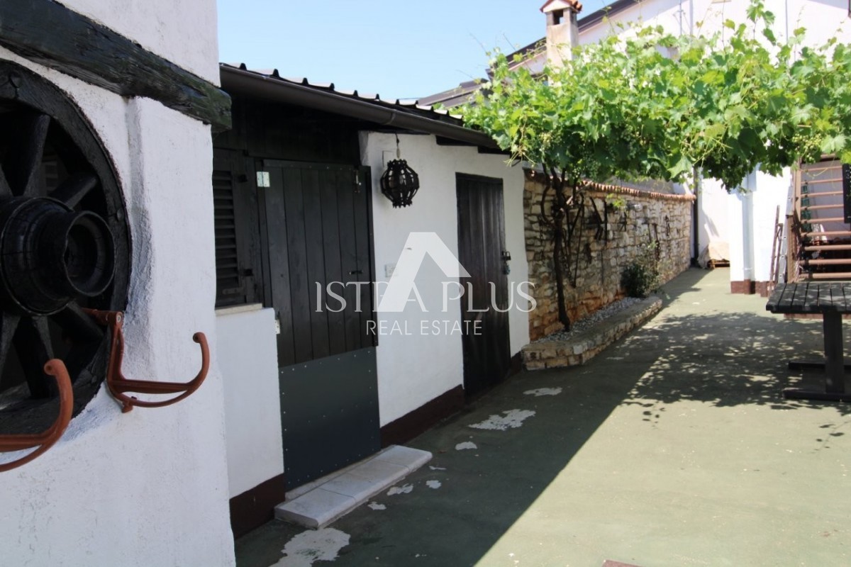 Tar, Vabriga - Bella casa familiare a un piano a 1 km dal mare
