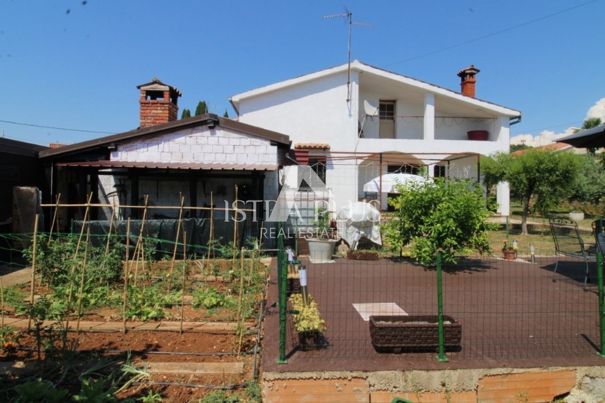 Tar, Vabriga - Bella casa familiare a un piano a 1 km dal mare