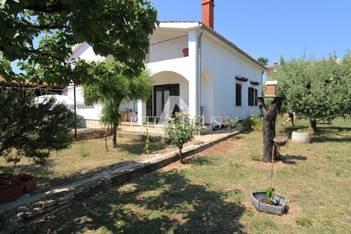 Tar, Vabriga - Bella casa familiare a un piano a 1 km dal mare