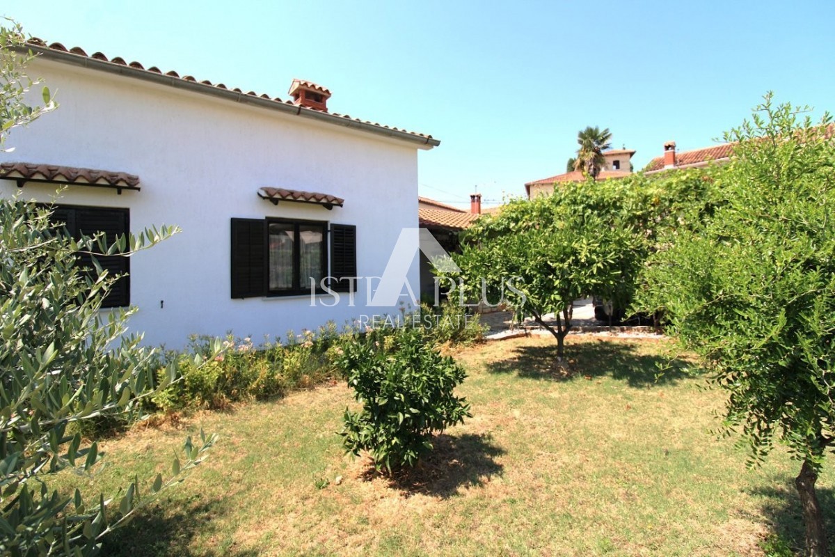Tar, Vabriga - Bella casa familiare a un piano a 1 km dal mare