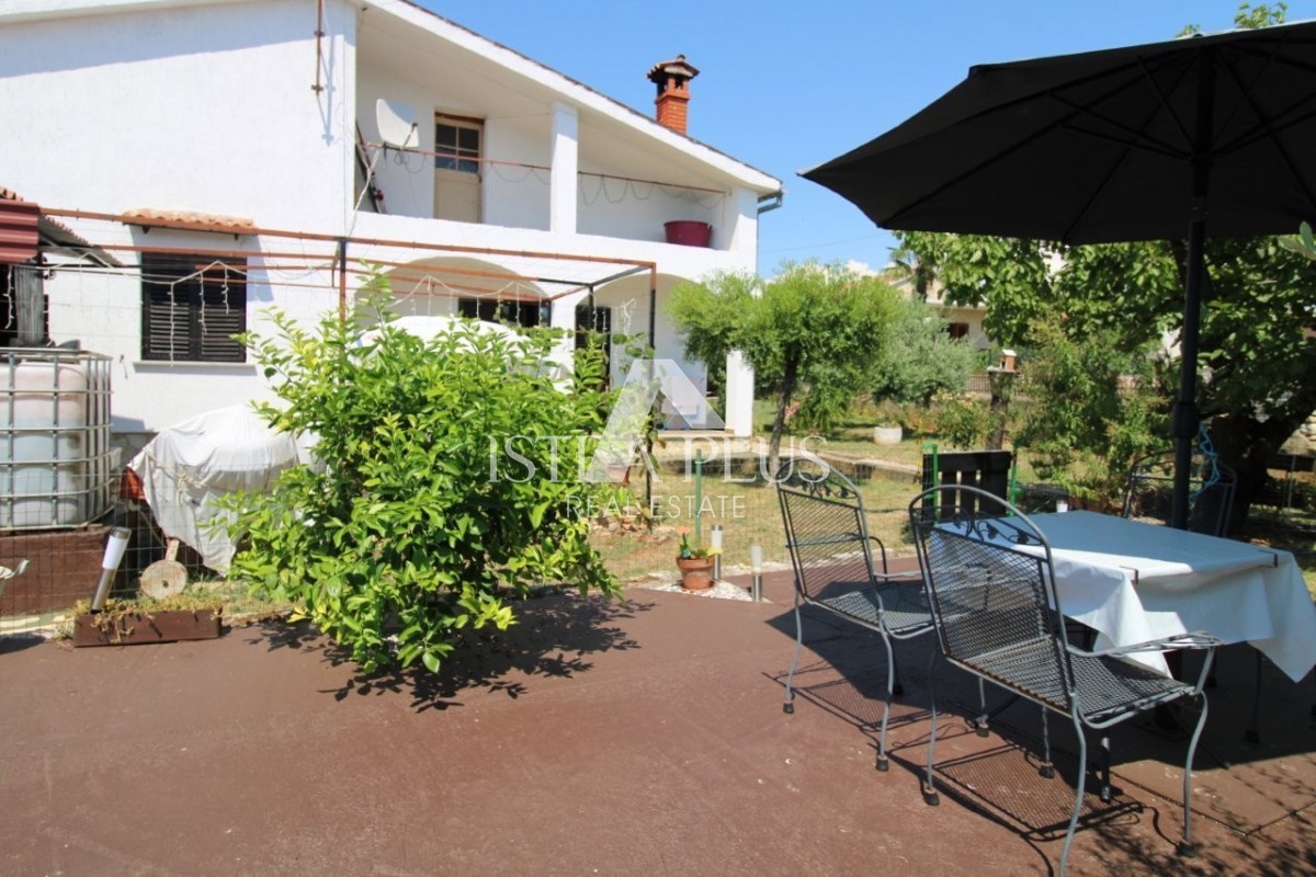 Tar, Vabriga - Bella casa familiare a un piano a 1 km dal mare