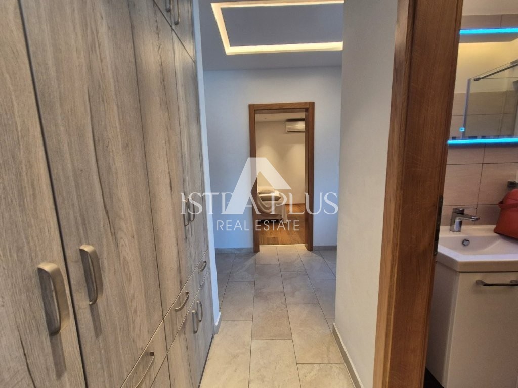 Bellissima casa con tre camere da letto a Parenzo