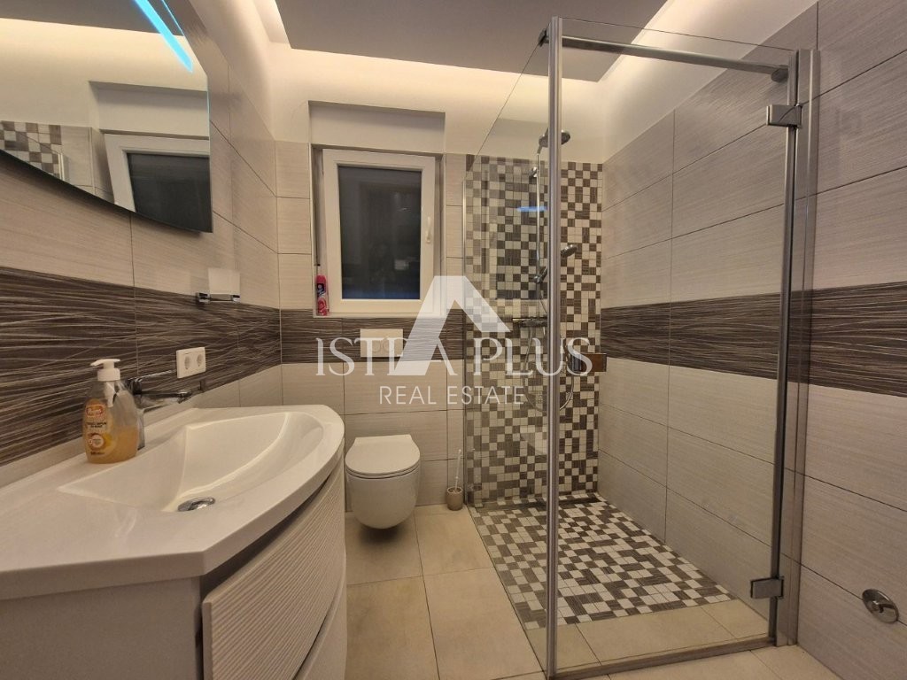 Bellissima casa con tre camere da letto a Parenzo