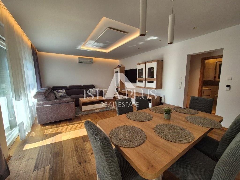 Bellissima casa con tre camere da letto a Parenzo