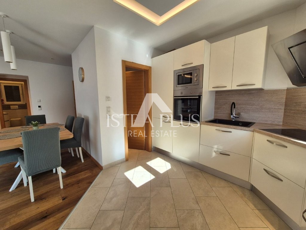 Bellissima casa con tre camere da letto a Parenzo