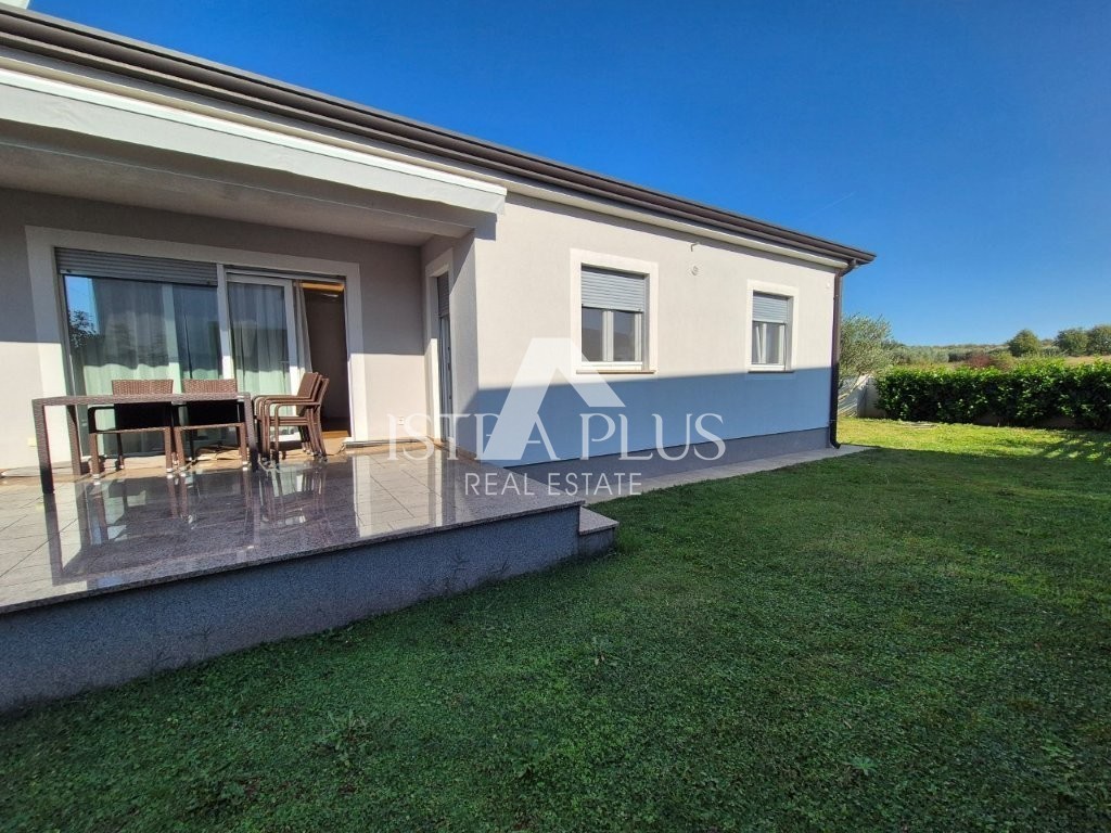 Bellissima casa con tre camere da letto a Parenzo