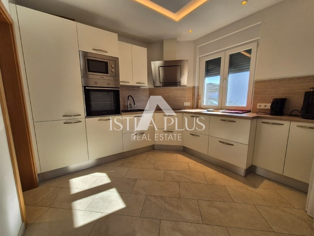 Bellissima casa con tre camere da letto a Parenzo