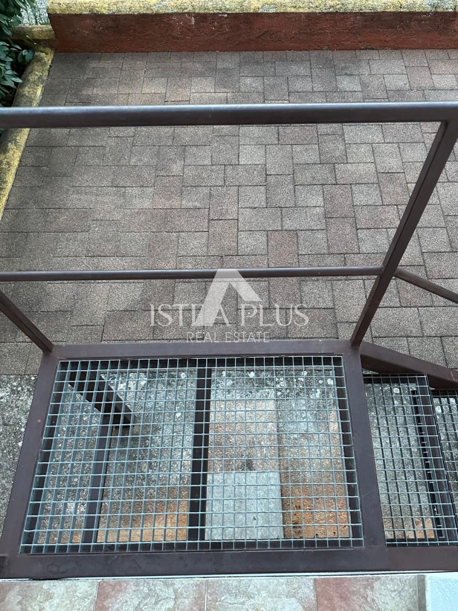 Bellissimo appartamento ristrutturato in una posizione tranquilla - a 2,5 km dal centro di Parenzo e dal mare