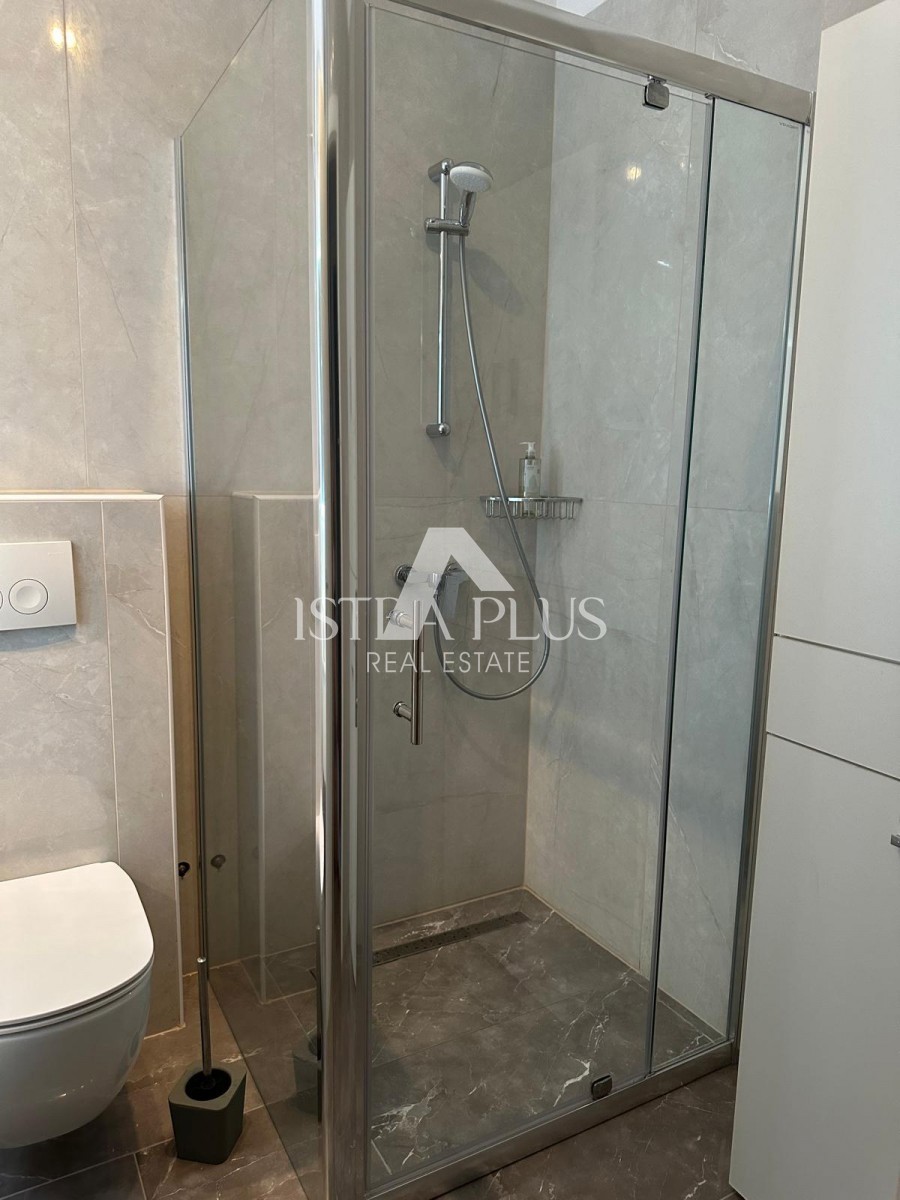 Bellissimo appartamento ristrutturato in una posizione tranquilla - a 2,5 km dal centro di Parenzo e dal mare