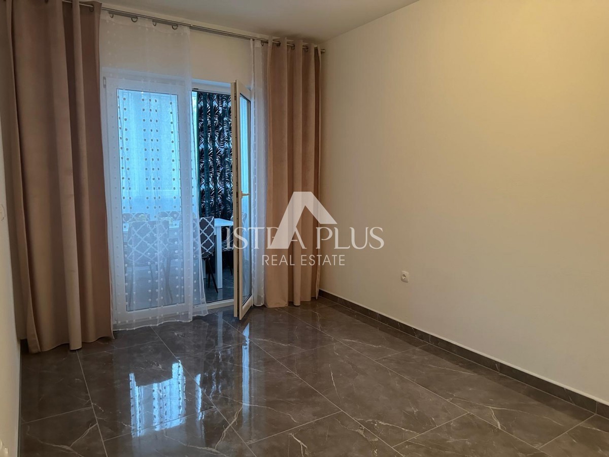 Bellissimo appartamento ristrutturato in una posizione tranquilla - a 2,5 km dal centro di Parenzo e dal mare