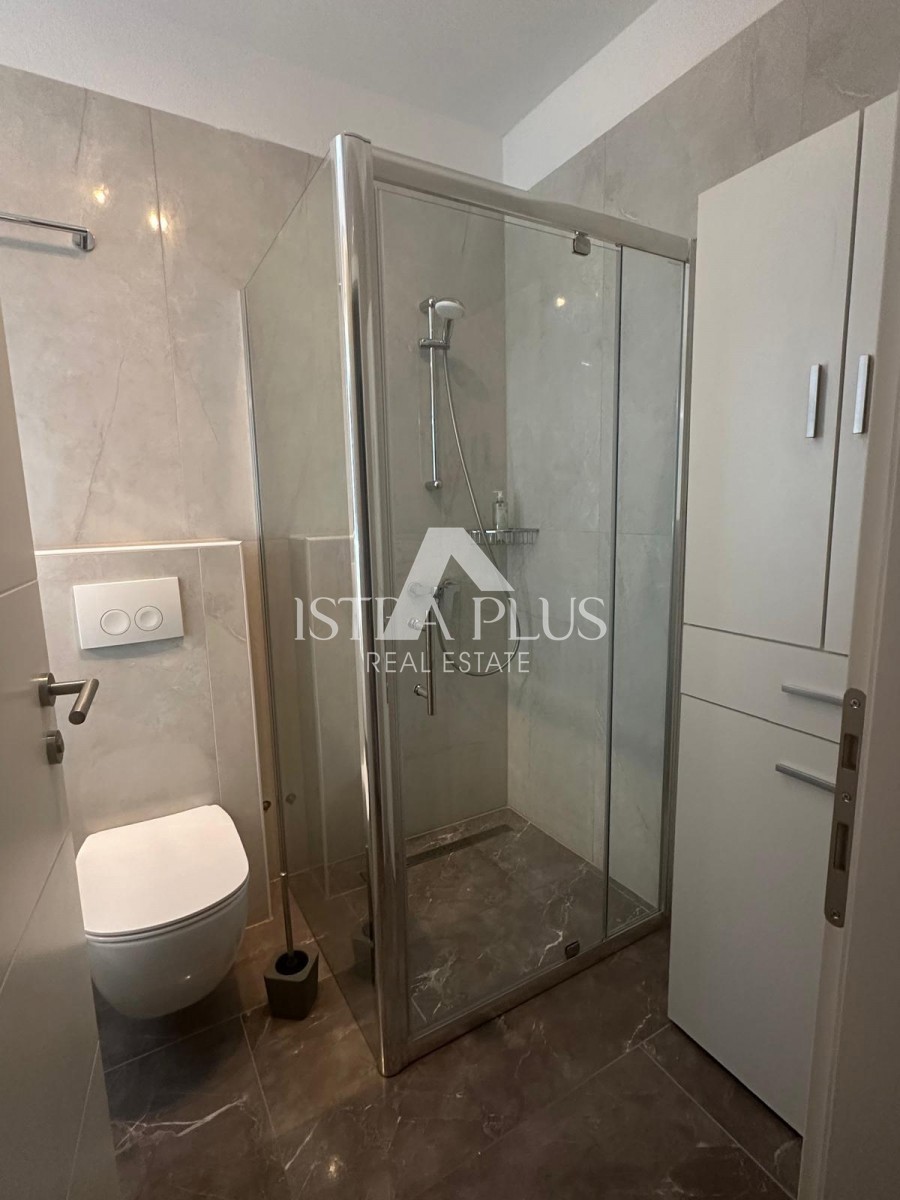 Bellissimo appartamento ristrutturato in una posizione tranquilla - a 2,5 km dal centro di Parenzo e dal mare