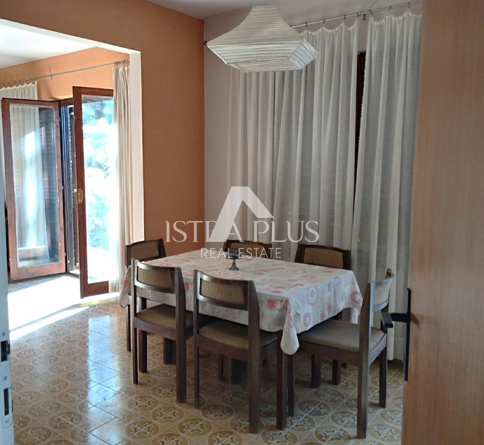 OCCASIONE DI INVESTIMENTO!! Istria, Parenzo - Casa con 2 ampi appartamenti + TERRENO EDIFICABILE di 2636 m2!!