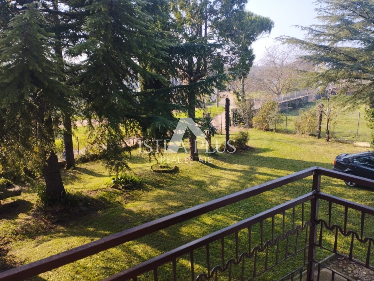 OCCASIONE DI INVESTIMENTO!! Istria, Parenzo - Casa con 2 ampi appartamenti + TERRENO EDIFICABILE di 2636 m2!!