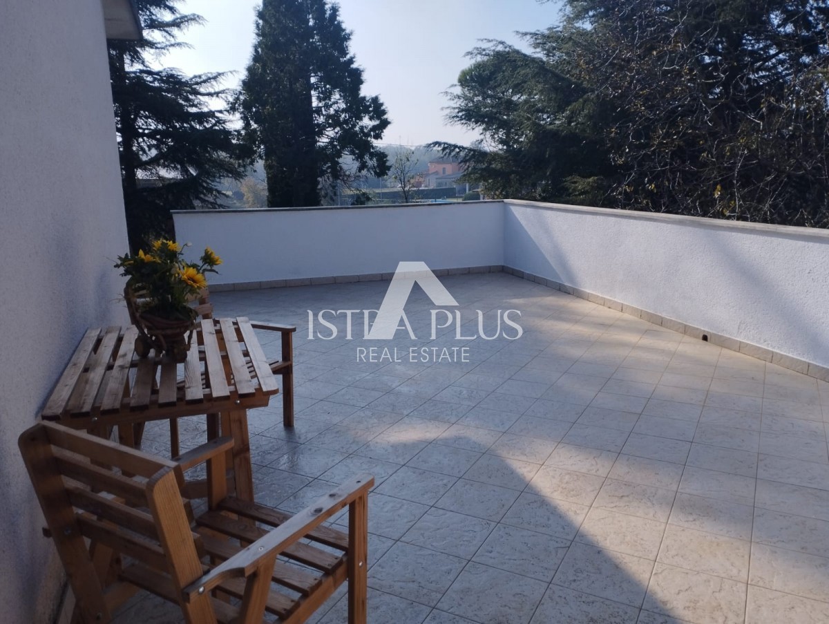 OCCASIONE DI INVESTIMENTO!! Istria, Parenzo - Casa con 2 ampi appartamenti + TERRENO EDIFICABILE di 2636 m2!!