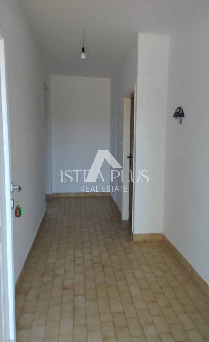 OCCASIONE DI INVESTIMENTO!! Istria, Parenzo - Casa con 2 ampi appartamenti + TERRENO EDIFICABILE di 2636 m2!!