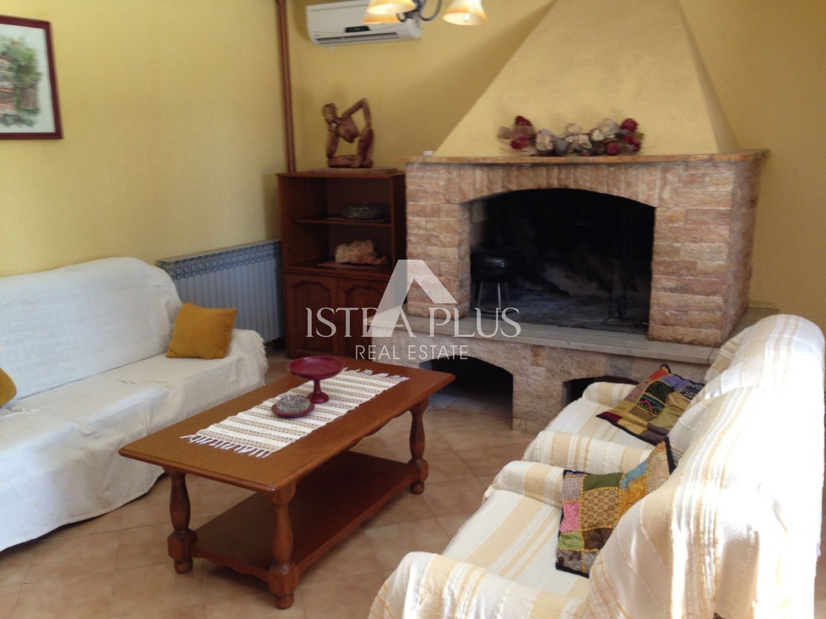 OCCASIONE DI INVESTIMENTO!! Istria, Parenzo - Casa con 2 ampi appartamenti + TERRENO EDIFICABILE di 2636 m2!!