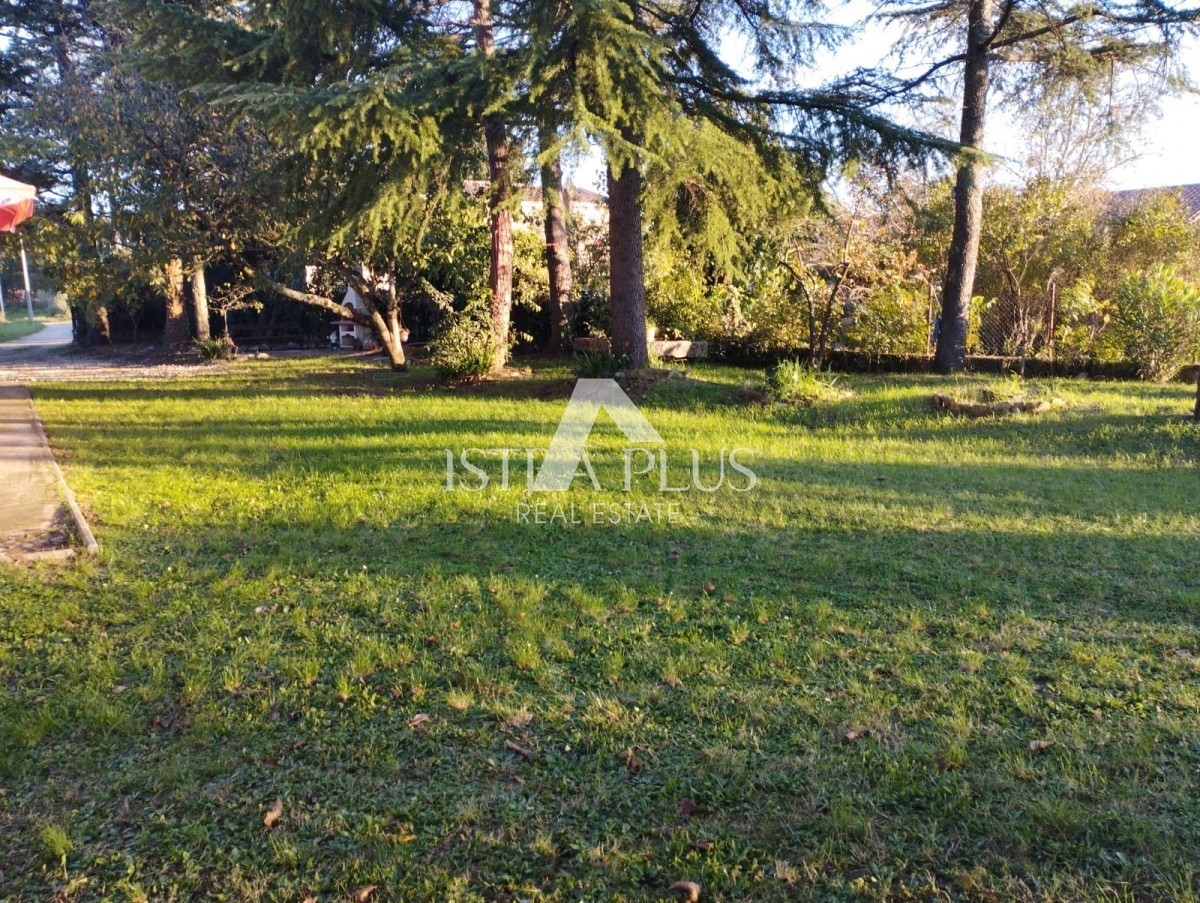 OCCASIONE DI INVESTIMENTO!! Istria, Parenzo - Casa con 2 ampi appartamenti + TERRENO EDIFICABILE di 2636 m2!!