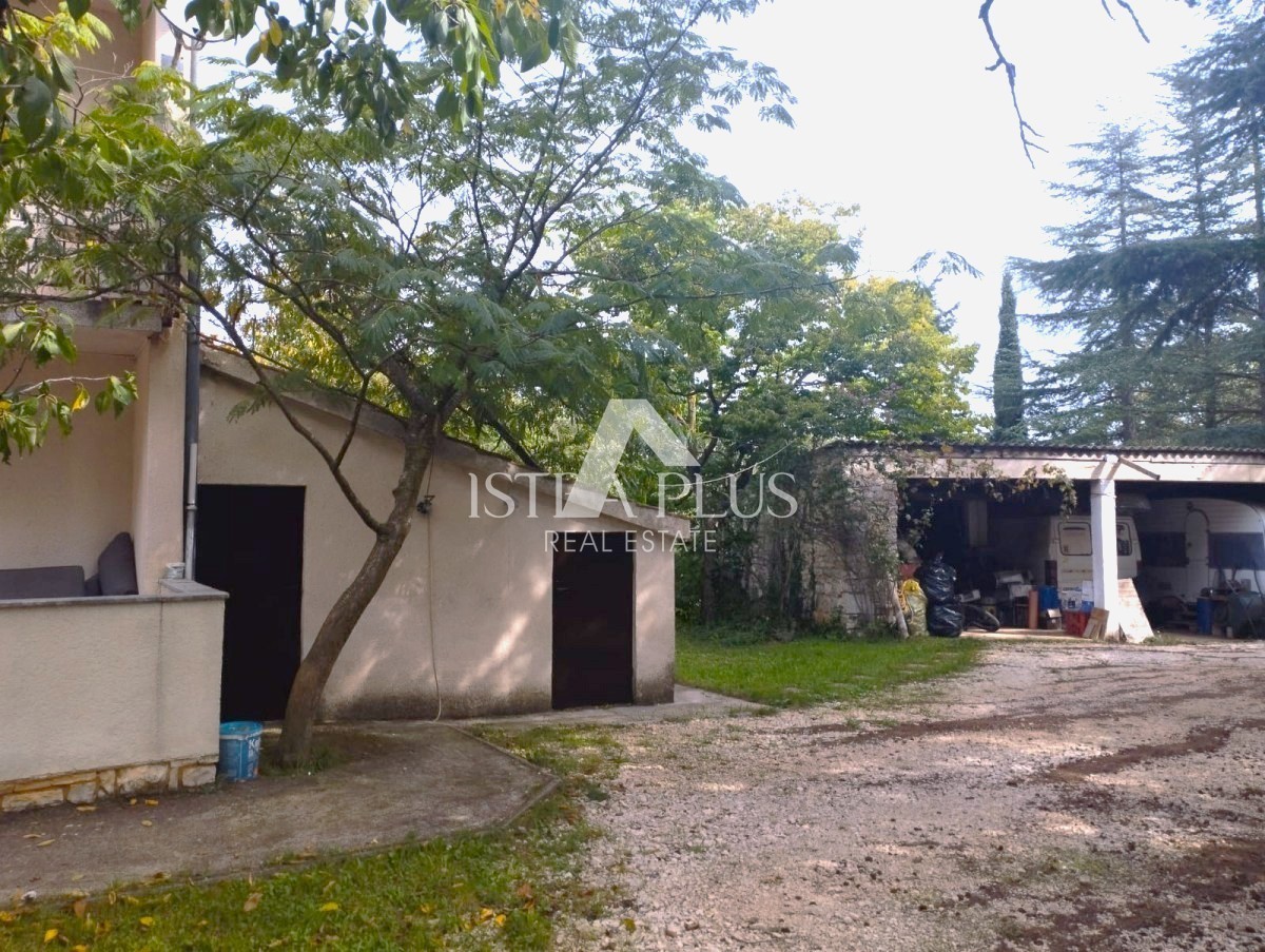 OCCASIONE DI INVESTIMENTO!! Istria, Parenzo - Casa con 2 ampi appartamenti + TERRENO EDIFICABILE di 2636 m2!!