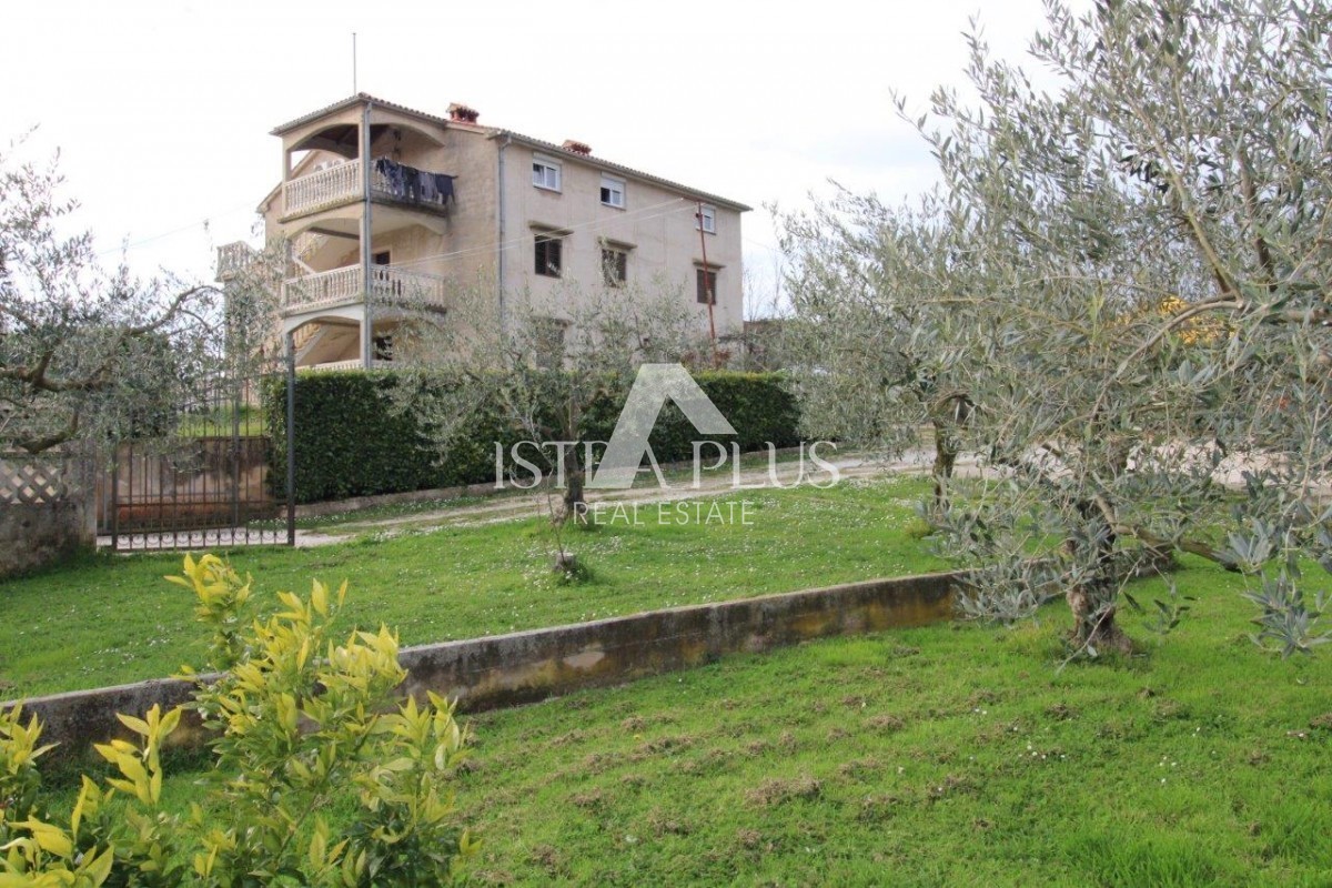 Una casa con 3 appartamenti in una posizione eccezionale a Parenzo rappresenta una rara opportunità sul mercato: una combinazione perfetta di vicinanza al mare, al centro e alla privacy