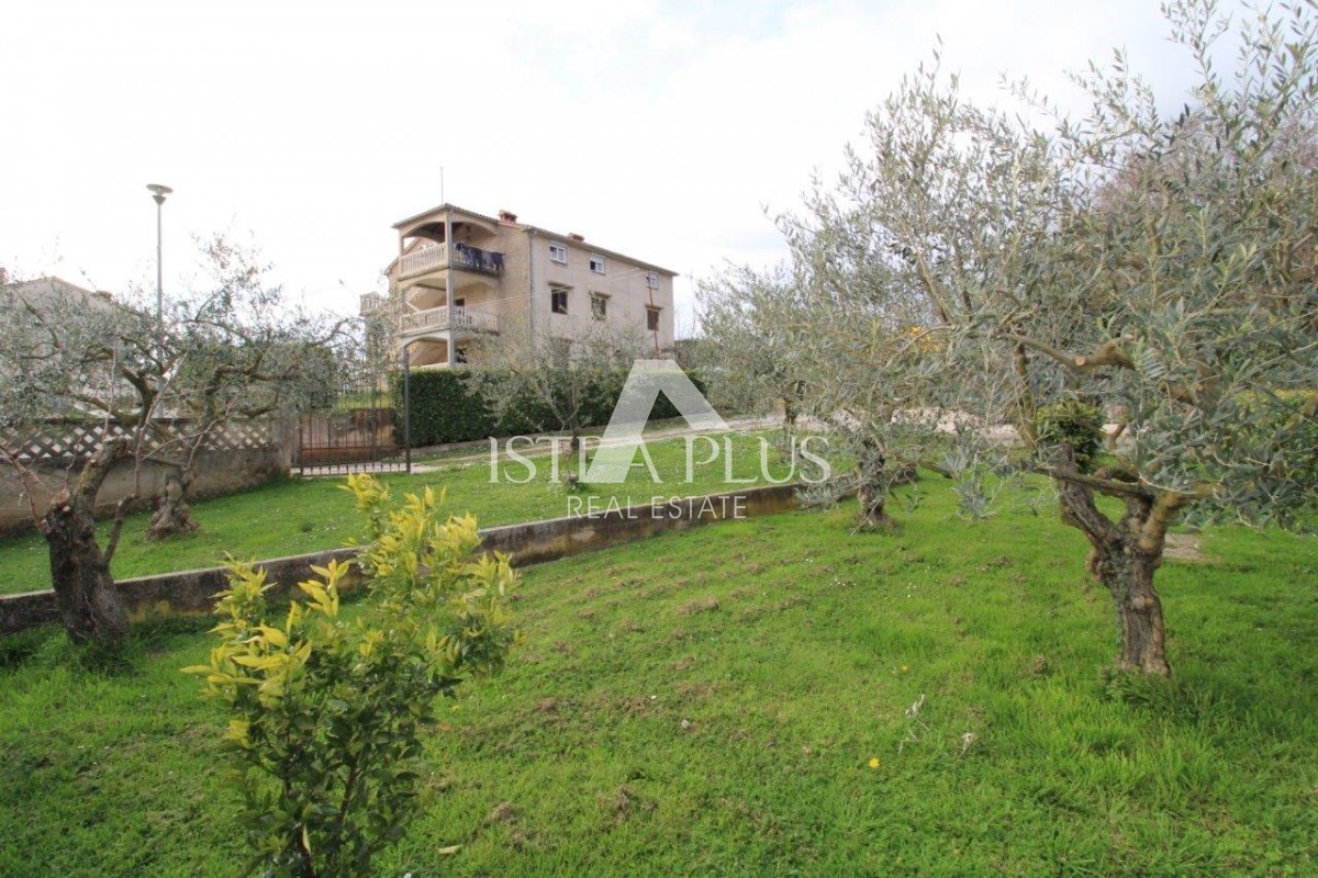 Una casa con 3 appartamenti in una posizione eccezionale a Parenzo rappresenta una rara opportunità sul mercato: una combinazione perfetta di vicinanza al mare, al centro e alla privacy