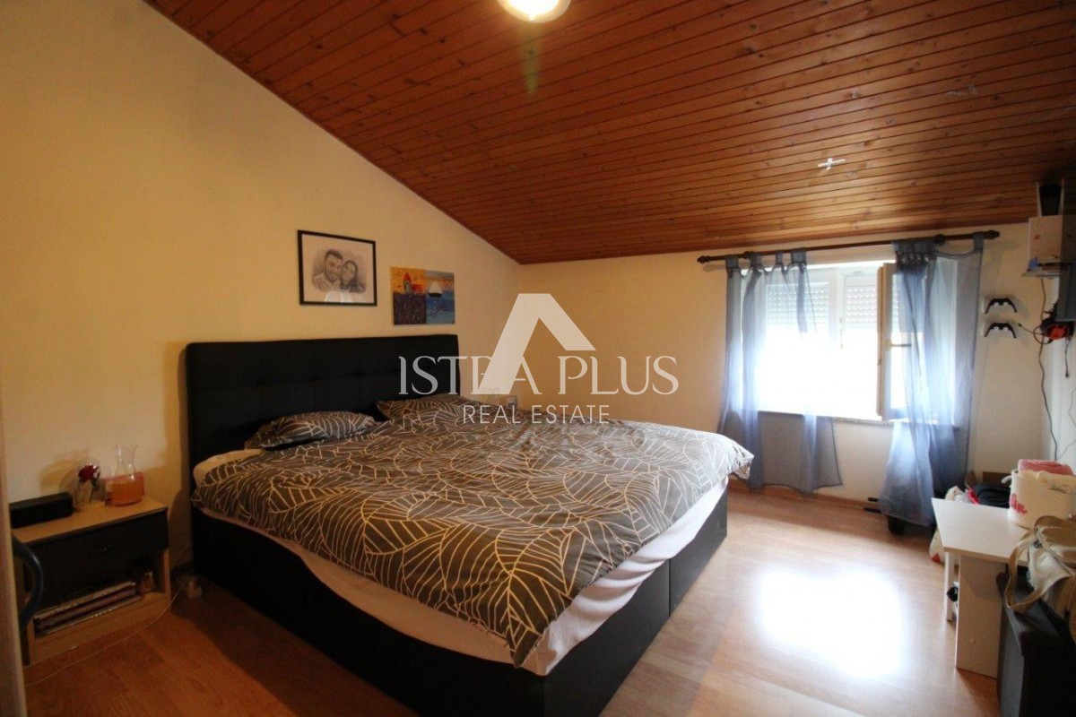 Una casa con 3 appartamenti in una posizione eccezionale a Parenzo rappresenta una rara opportunità sul mercato: una combinazione perfetta di vicinanza al mare, al centro e alla privacy