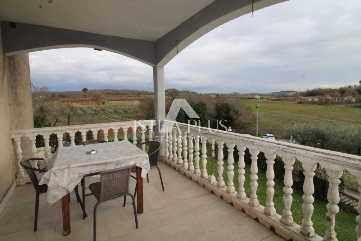 Una casa con 3 appartamenti in una posizione eccezionale a Parenzo rappresenta una rara opportunità sul mercato: una combinazione perfetta di vicinanza al mare, al centro e alla privacy