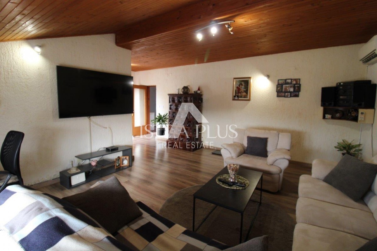 Una casa con 3 appartamenti in una posizione eccezionale a Parenzo rappresenta una rara opportunità sul mercato: una combinazione perfetta di vicinanza al mare, al centro e alla privacy