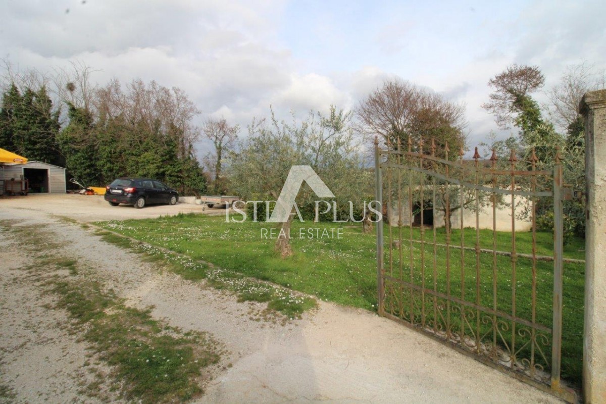 Una casa con 3 appartamenti in una posizione eccezionale a Parenzo rappresenta una rara opportunità sul mercato: una combinazione perfetta di vicinanza al mare, al centro e alla privacy