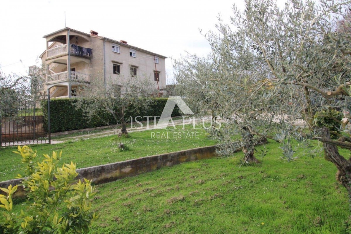 Una casa con 3 appartamenti in una posizione eccezionale a Parenzo rappresenta una rara opportunità sul mercato: una combinazione perfetta di vicinanza al mare, al centro e alla privacy