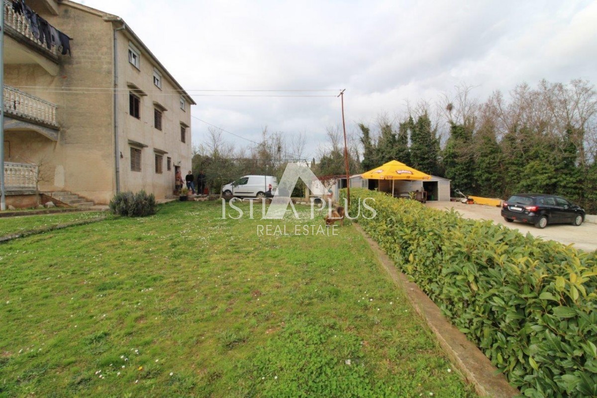 Una casa con 3 appartamenti in una posizione eccezionale a Parenzo rappresenta una rara opportunità sul mercato: una combinazione perfetta di vicinanza al mare, al centro e alla privacy