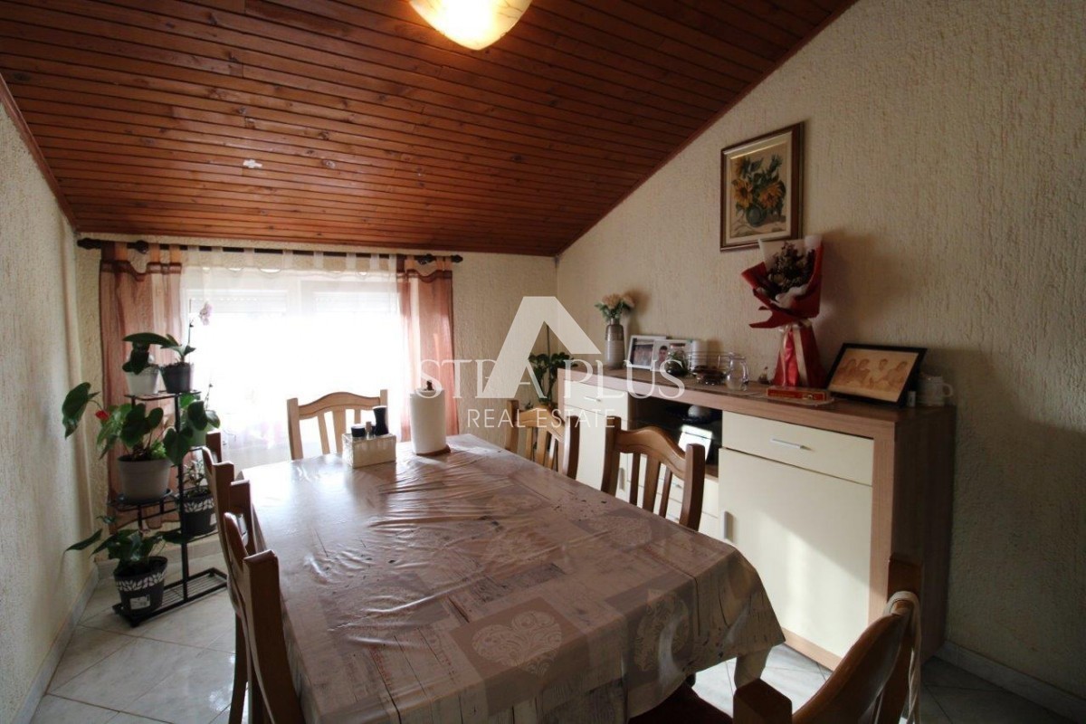 Una casa con 3 appartamenti in una posizione eccezionale a Parenzo rappresenta una rara opportunità sul mercato: una combinazione perfetta di vicinanza al mare, al centro e alla privacy