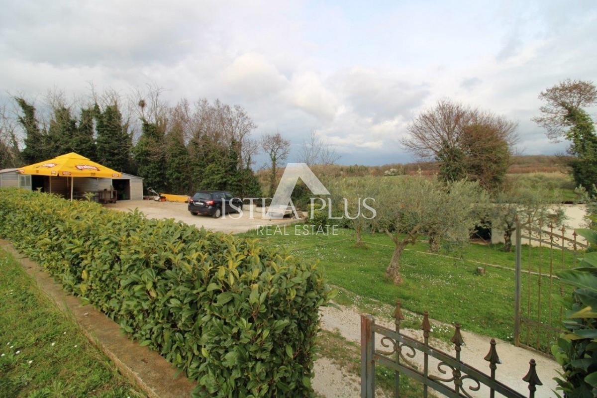 Una casa con 3 appartamenti in una posizione eccezionale a Parenzo rappresenta una rara opportunità sul mercato: una combinazione perfetta di vicinanza al mare, al centro e alla privacy