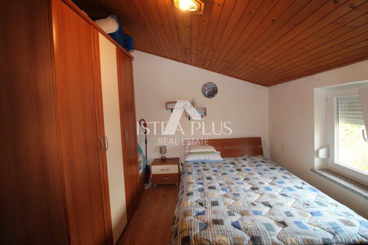 Una casa con 3 appartamenti in una posizione eccezionale a Parenzo rappresenta una rara opportunità sul mercato: una combinazione perfetta di vicinanza al mare, al centro e alla privacy