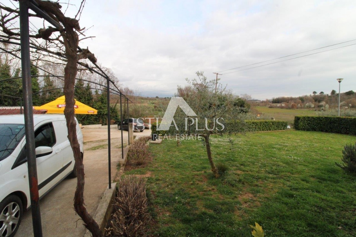 Una casa con 3 appartamenti in una posizione eccezionale a Parenzo rappresenta una rara opportunità sul mercato: una combinazione perfetta di vicinanza al mare, al centro e alla privacy