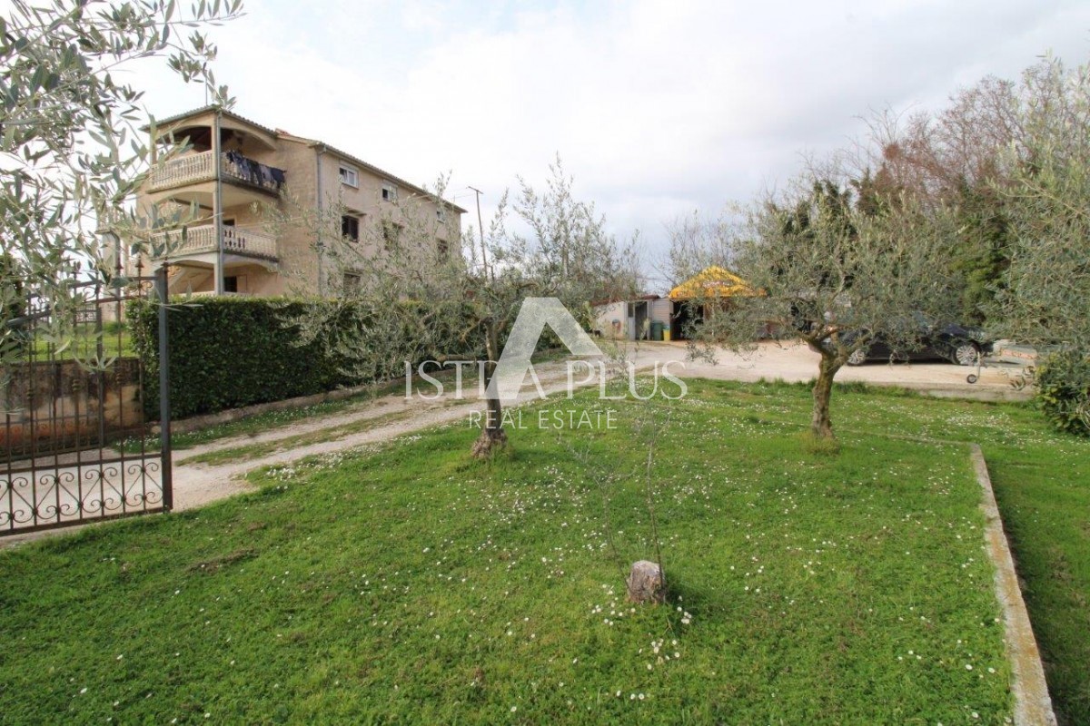 Una casa con 3 appartamenti in una posizione eccezionale a Parenzo rappresenta una rara opportunità sul mercato: una combinazione perfetta di vicinanza al mare, al centro e alla privacy