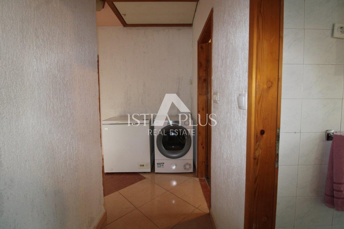 Una casa con 3 appartamenti in una posizione eccezionale a Parenzo rappresenta una rara opportunità sul mercato: una combinazione perfetta di vicinanza al mare, al centro e alla privacy