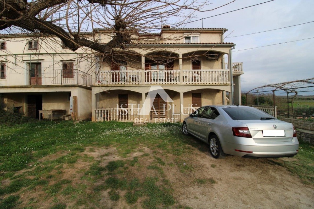 Una casa con 3 appartamenti in una posizione eccezionale a Parenzo rappresenta una rara opportunità sul mercato: una combinazione perfetta di vicinanza al mare, al centro e alla privacy