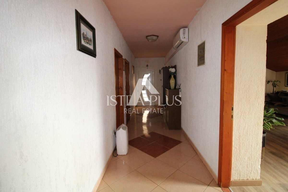 Una casa con 3 appartamenti in una posizione eccezionale a Parenzo rappresenta una rara opportunità sul mercato: una combinazione perfetta di vicinanza al mare, al centro e alla privacy