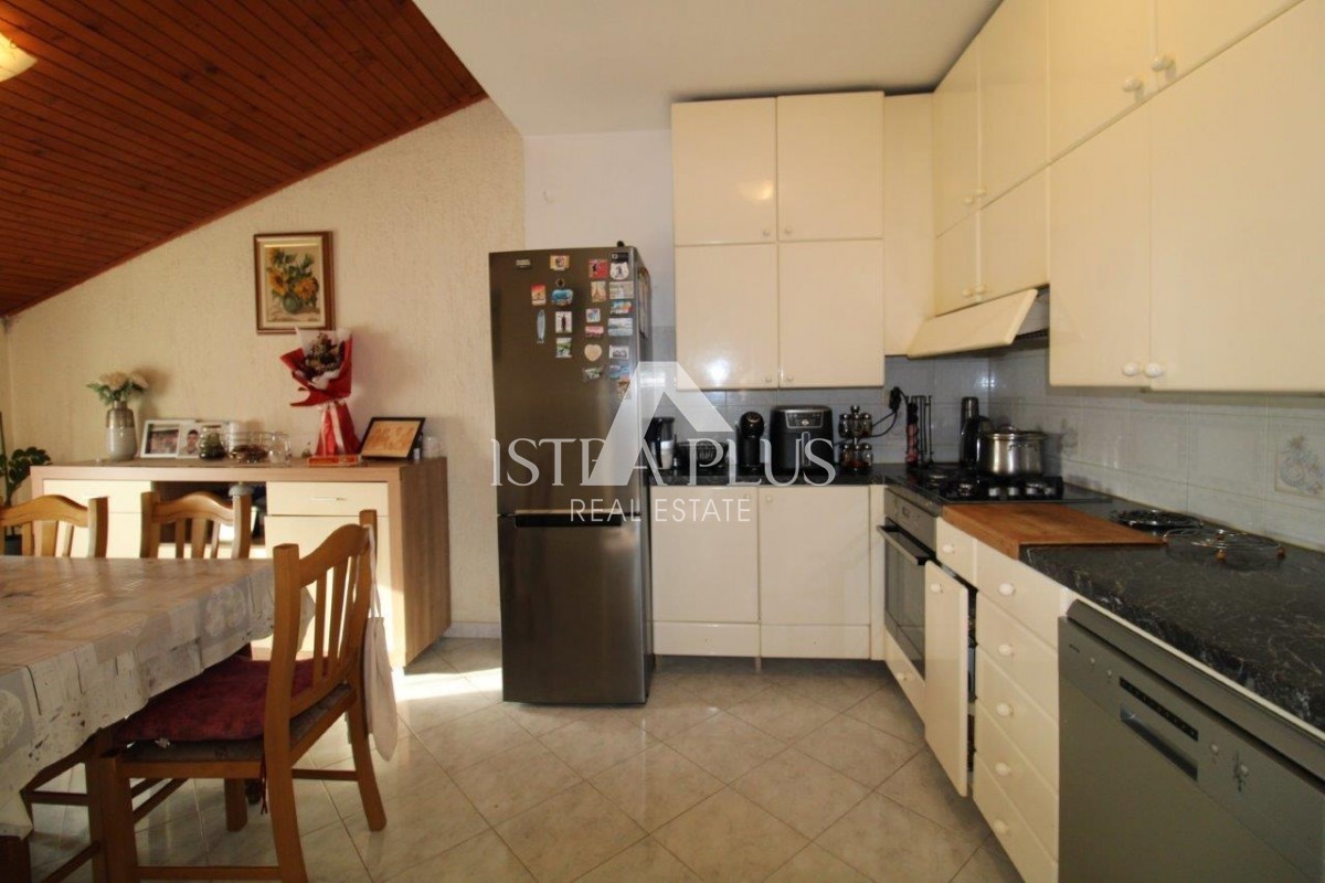 Una casa con 3 appartamenti in una posizione eccezionale a Parenzo rappresenta una rara opportunità sul mercato: una combinazione perfetta di vicinanza al mare, al centro e alla privacy