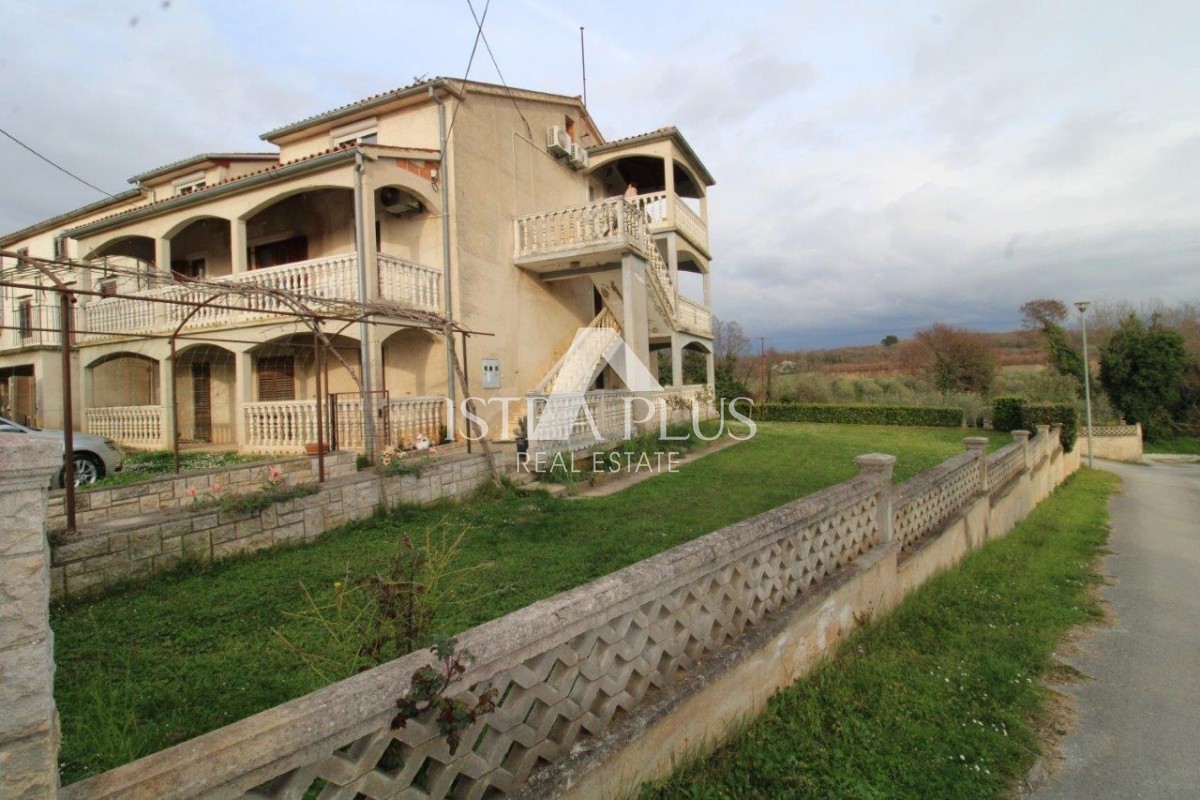 Una casa con 3 appartamenti in una posizione eccezionale a Parenzo rappresenta una rara opportunità sul mercato: una combinazione perfetta di vicinanza al mare, al centro e alla privacy