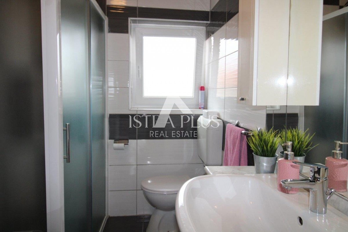 Una casa con 3 appartamenti in una posizione eccezionale a Parenzo rappresenta una rara opportunità sul mercato: una combinazione perfetta di vicinanza al mare, al centro e alla privacy