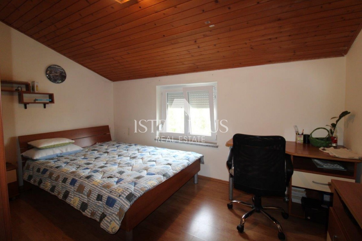 Una casa con 3 appartamenti in una posizione eccezionale a Parenzo rappresenta una rara opportunità sul mercato: una combinazione perfetta di vicinanza al mare, al centro e alla privacy