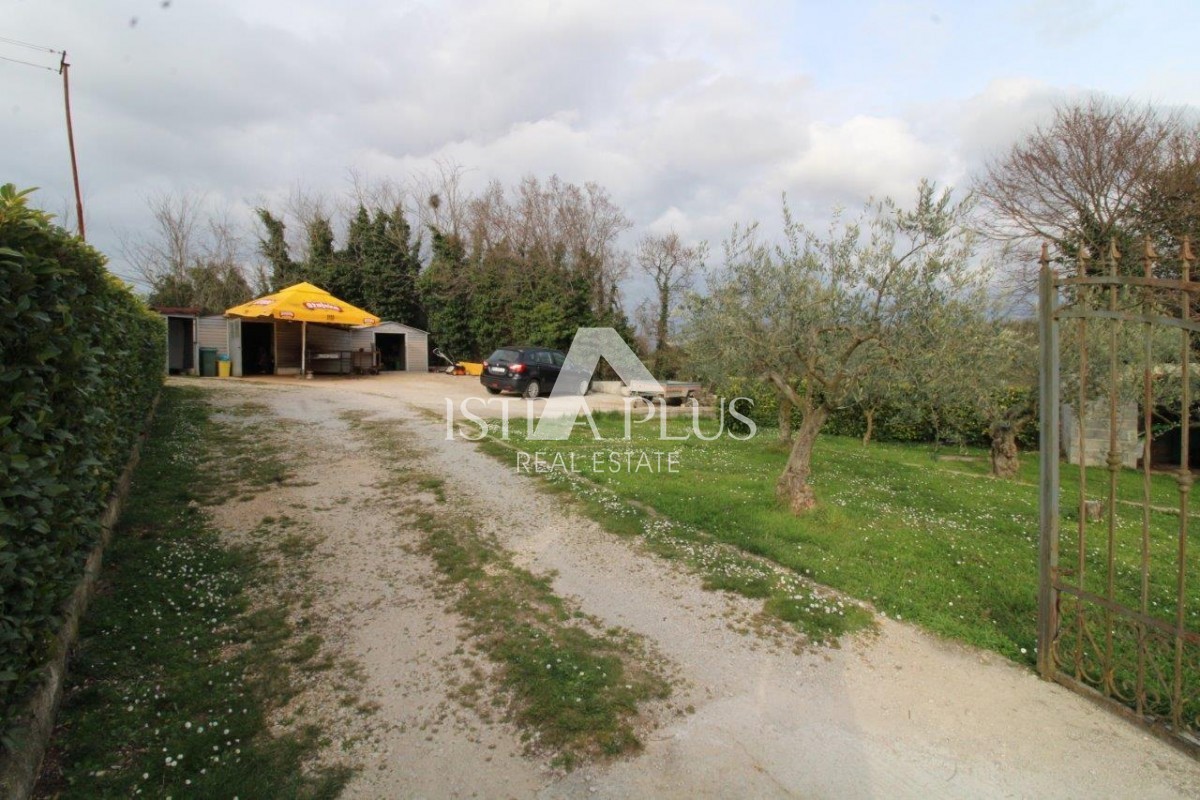 Una casa con 3 appartamenti in una posizione eccezionale a Parenzo rappresenta una rara opportunità sul mercato: una combinazione perfetta di vicinanza al mare, al centro e alla privacy