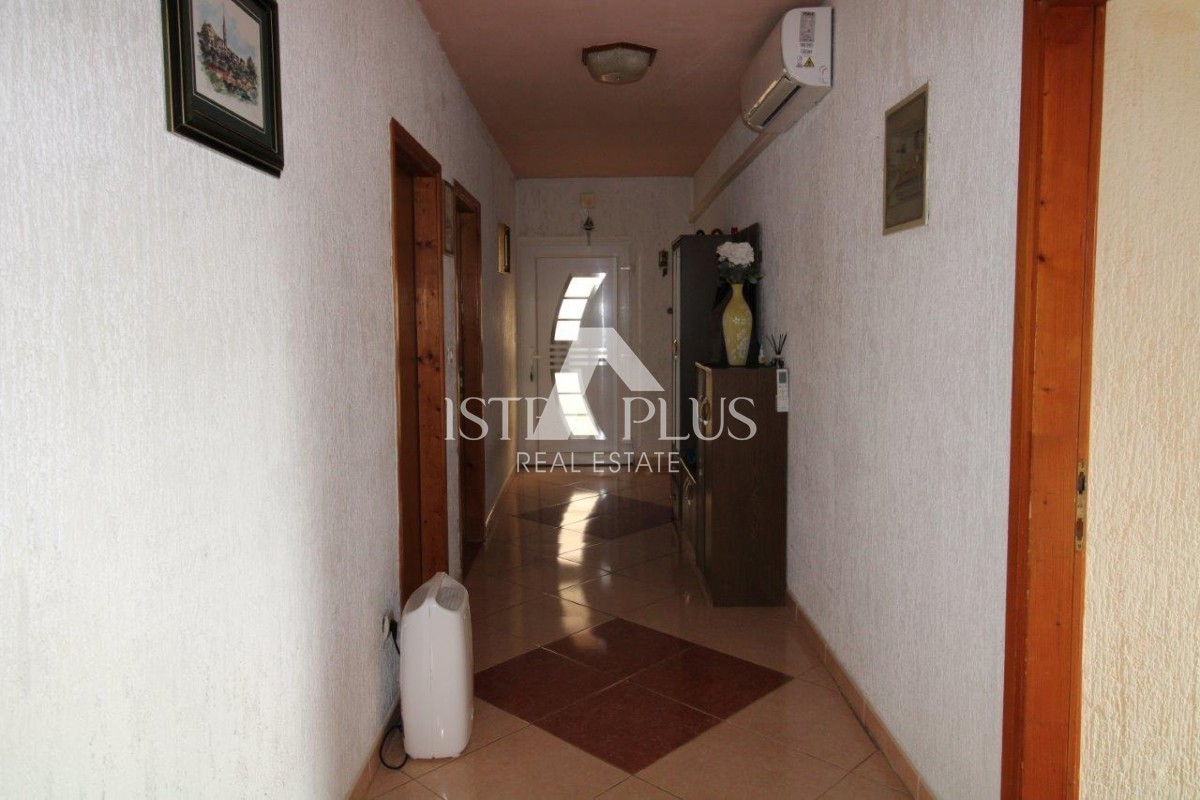 Una casa con 3 appartamenti in una posizione eccezionale a Parenzo rappresenta una rara opportunità sul mercato: una combinazione perfetta di vicinanza al mare, al centro e alla privacy