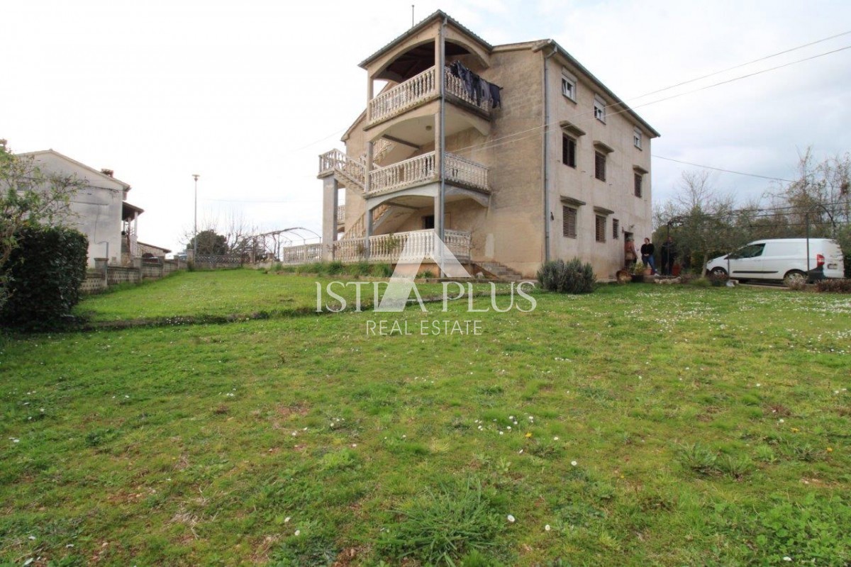 Una casa con 3 appartamenti in una posizione eccezionale a Parenzo rappresenta una rara opportunità sul mercato: una combinazione perfetta di vicinanza al mare, al centro e alla privacy