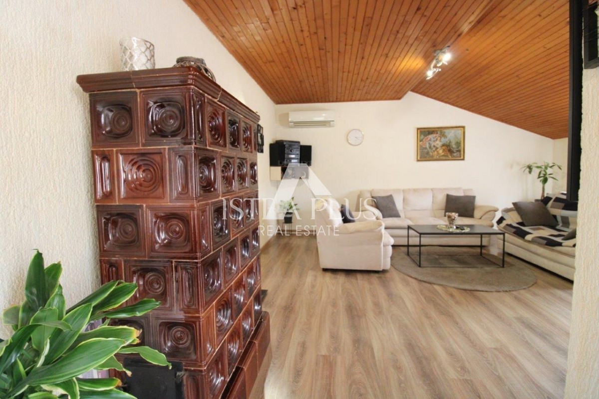 Una casa con 3 appartamenti in una posizione eccezionale a Parenzo rappresenta una rara opportunità sul mercato: una combinazione perfetta di vicinanza al mare, al centro e alla privacy